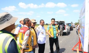 tinjauan 2 Gubernur Papua Selatan, Apolo Safanpo sedang meninjau ruas jalan yang tengah dalam proses pengerjaan – Surya Papua/IST