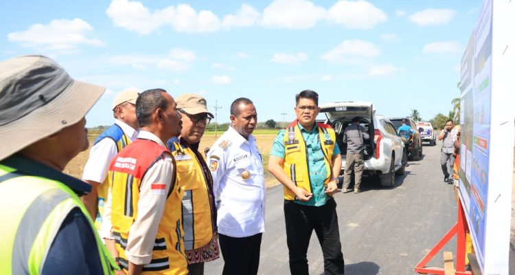 Gubernur Papua Selatan, Apolo Safanpo sedang meninjau ruas jalan yang tengah dalam proses pengerjaan – Surya Papua/IST