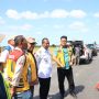 Gubernur Papua Selatan, Apolo Safanpo sedang meninjau ruas jalan yang tengah dalam proses pengerjaan – Surya Papua/IST