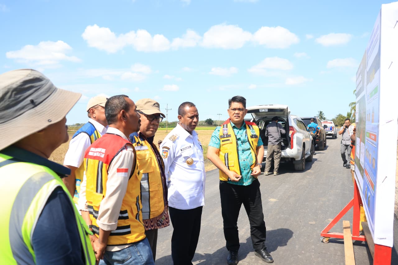 Gubernur Papua Selatan, Apolo Safanpo sedang meninjau ruas jalan yang tengah dalam proses pengerjaan – Surya Papua/IST