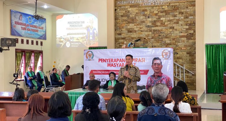 Anggota DPD/MPR RI, Rudy Tirtayana sedang melakukan penyerapan aspirasi masyarakat di GPI Imanuel Buti – Surya Papua/IST