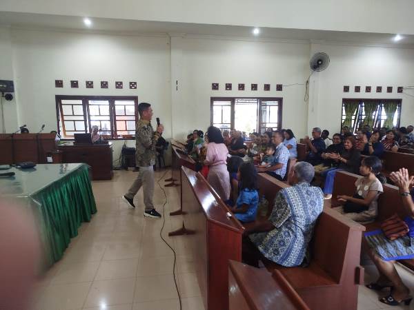 Suasana dialog bersama pendeta serta jemaat di GPI Imanuel Buti – Surya Papua/IST