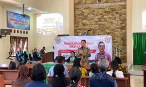 tirta satu Anggota DPD/MPR RI, Rudy Tirtayana sedang melakukan penyerapan aspirasi masyarakat di GPI Imanuel Buti – Surya Papua/IST
