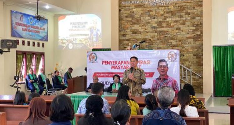 Anggota DPD/MPR RI, Rudy Tirtayana sedang melakukan penyerapan aspirasi masyarakat di GPI Imanuel Buti – Surya Papua/IST
