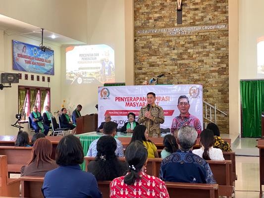 Anggota DPD/MPR RI, Rudy Tirtayana sedang melakukan penyerapan aspirasi masyarakat di GPI Imanuel Buti – Surya Papua/IST