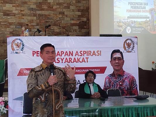 Anggota DPD/MPR RI, Rudy Tirtayana sedang bicara – Surya Papua/IST