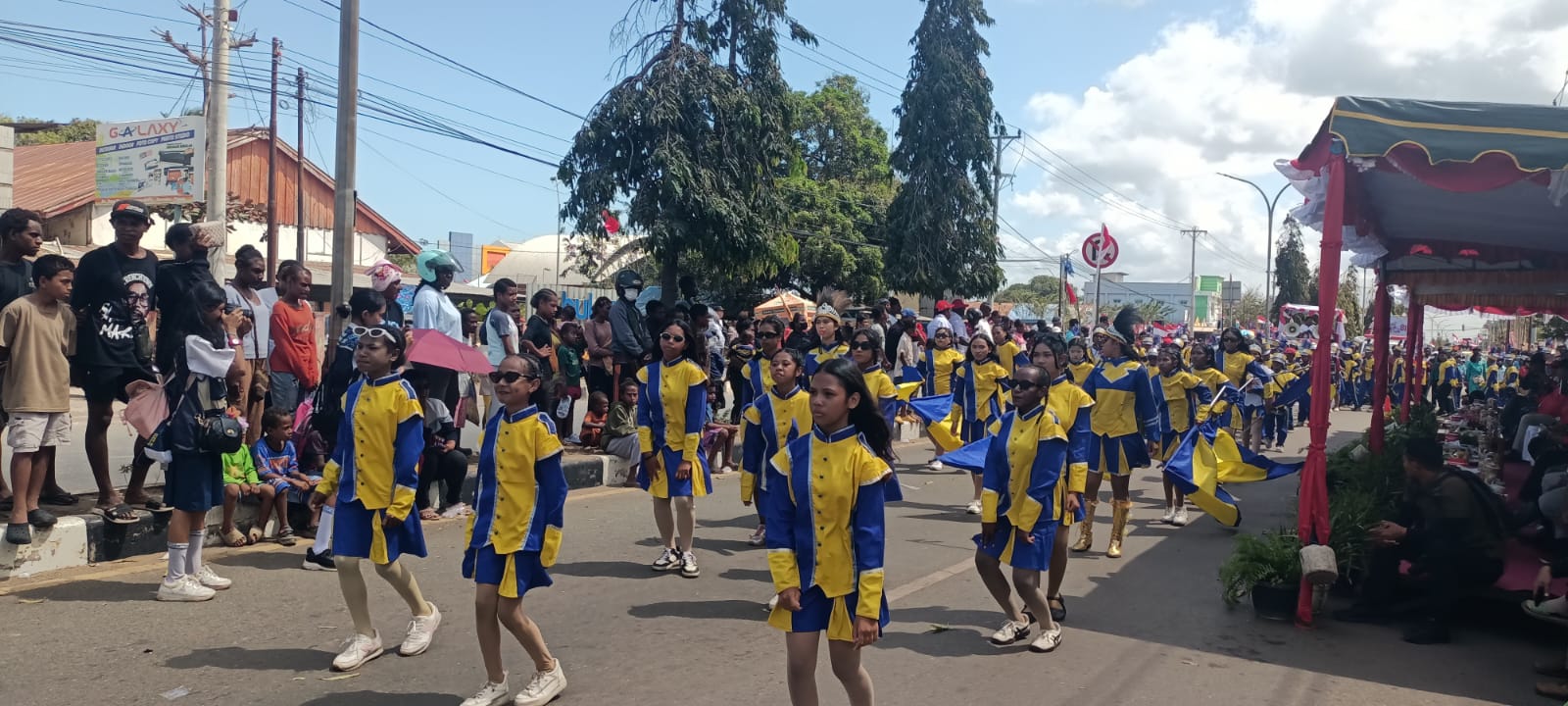 Aksi anak-anak saat karnaval yang berlangsung tadi pagi – Surya Papua/Frans Kobun