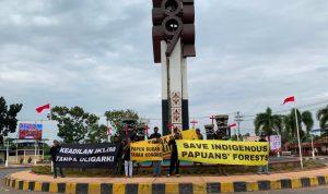 baliho di libra Spanduk bersama salib merah yang dibentangkan di Lingkaran Brawijaya (Libra) Merauke – Surya Papua/IST