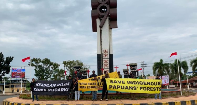 Spanduk bersama salib merah yang dibentangkan di Lingkaran Brawijaya (Libra) Merauke – Surya Papua/IST