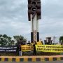Spanduk bersama salib merah yang dibentangkan di Lingkaran Brawijaya (Libra) Merauke – Surya Papua/IST