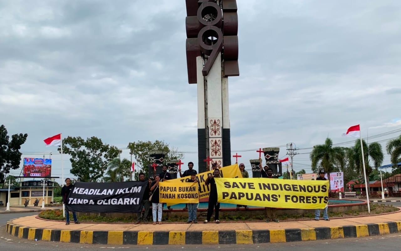 Spanduk bersama salib merah yang dibentangkan di Lingkaran Brawijaya (Libra) Merauke – Surya Papua/IST