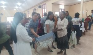bantuan 6 Sumbangan sukarela yang diberikan umat di Paroki Santa Theresia Buti usai perayaan misa – Surya Papua/Frans Kobun