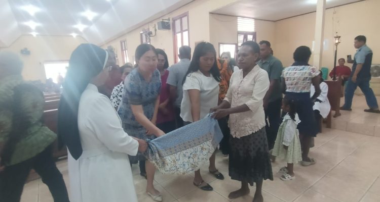 Sumbangan sukarela yang diberikan umat di Paroki Santa Theresia Buti usai perayaan misa – Surya Papua/Frans Kobun