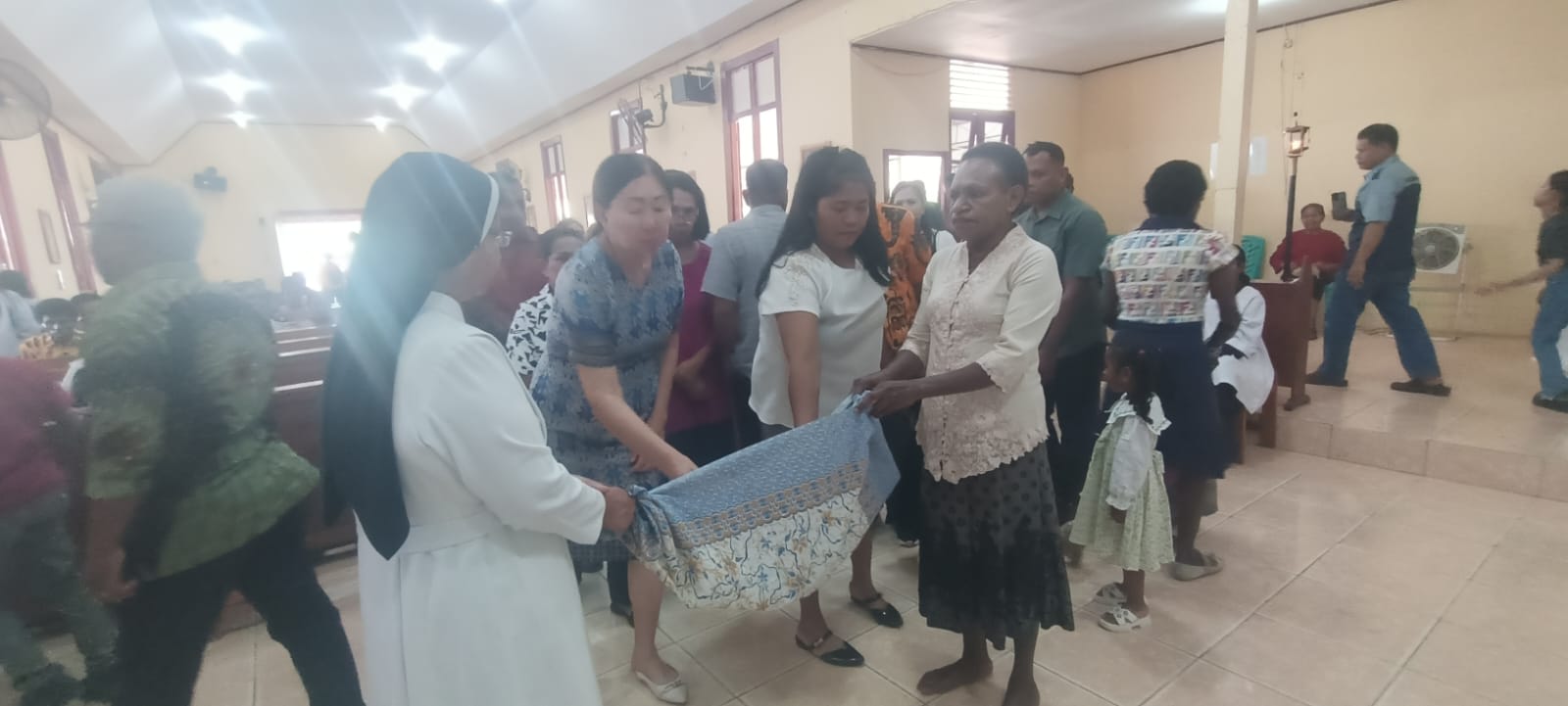 Sumbangan sukarela yang diberikan umat di Paroki Santa Theresia Buti usai perayaan misa – Surya Papua/Frans Kobun