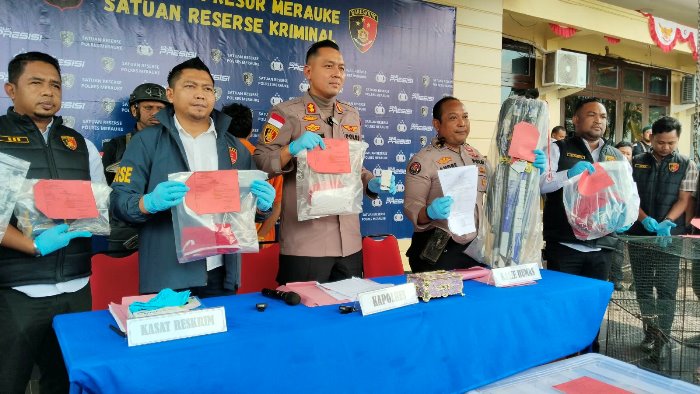 Kapolres Merauke, AKBP Leonardo Yoga bersama Kasatreskrim berikan keterangan pers – Surya Papua/Frans Kobun