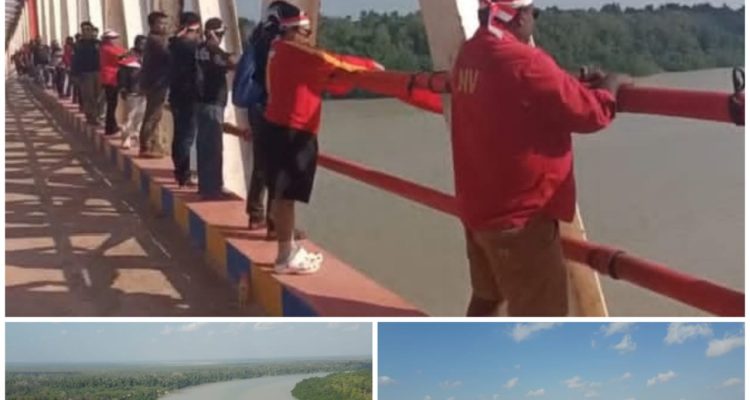 Bendera Merah Putih raksasa saat dibentangkan di Jembatan Tamulik-Okaba, Kabupaten Merauke, Provinsi Papua Selatan – Surya Papua/Frans Kobun