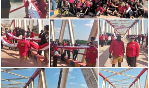 Berbagai kegiatan saat pengibaran Bendera Merah Putih raksasa di Jembatan Tamulik tadi pagi – Surya Papua/Frans Kobun