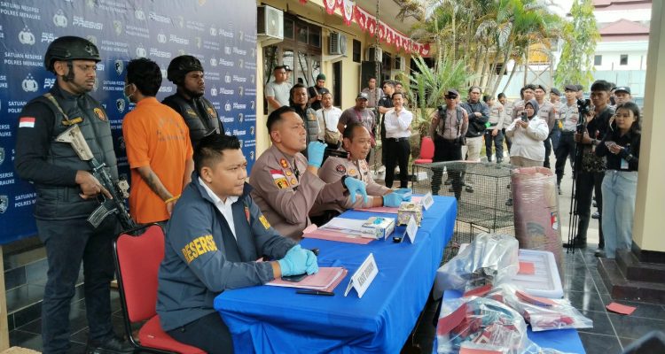 Keterangan pers yang disampaikan Kapolres Merauke, AKBP Leonardo Yoga sehubungan pembunuhan korban Julia Riski pada Oktober 2025 silam – Surya Papua/Frans Kobun