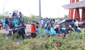 Aksi bersih-bersih di sekitar Stadion Katalpal menjelang HUT ke-81 Kemerdekaan RI