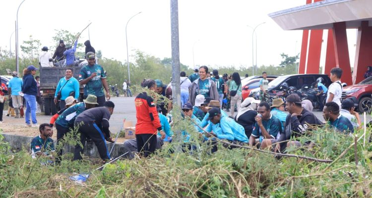 Aksi bersih-bersih di sekitar Stadion Katalpal menjelang HUT ke-81 Kemerdekaan RI