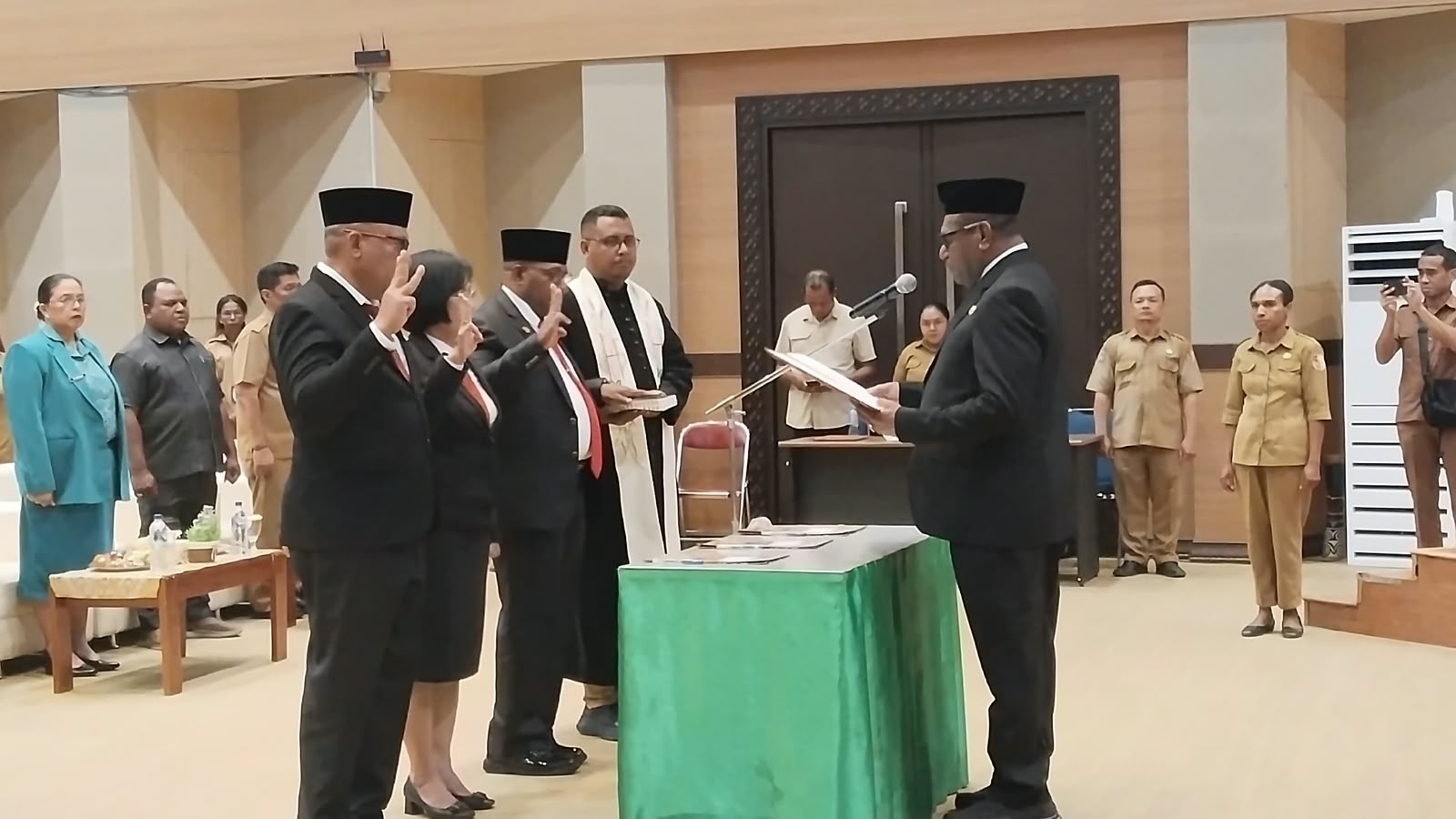 Bupati Merauke, Yoseph Bladib Gebze melantik tiga pejabat Eselon II di lingkungan Pemkab Merauke – Surya Papua/IST