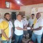 Penyerahan bantuan dana oleh Ketua Pemuda Buti Bangkit, Leonardus Ndiken kepada Pastor Simon Petrus Matruty – Surya Papua/Frans Kobun