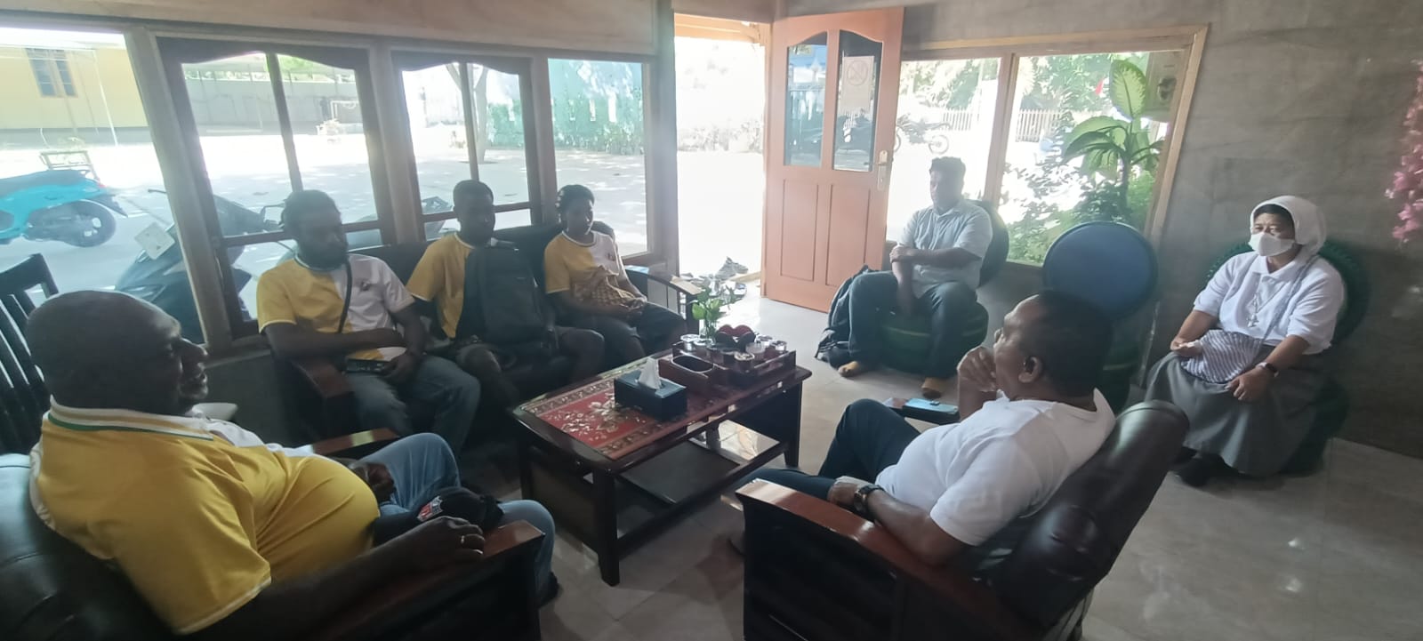 Pastor Simon Petrus Matruty sedang diskusi dengan Ketua serta Pengurus Pemuda Buti Bangkit tadi pagi – Surya Papua/Frans Kobun