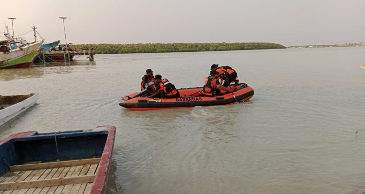 Tim SAR sedang bergerak melakukan pencarian korban yang jatuh ke Sungai Maro tadi sore – Surya Papua/IST