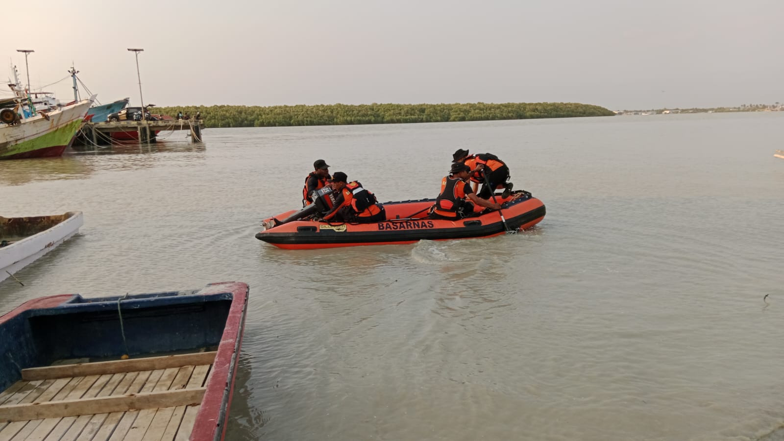 Tim SAR sedang bergerak melakukan pencarian korban yang jatuh ke Sungai Maro tadi sore – Surya Papua/IST