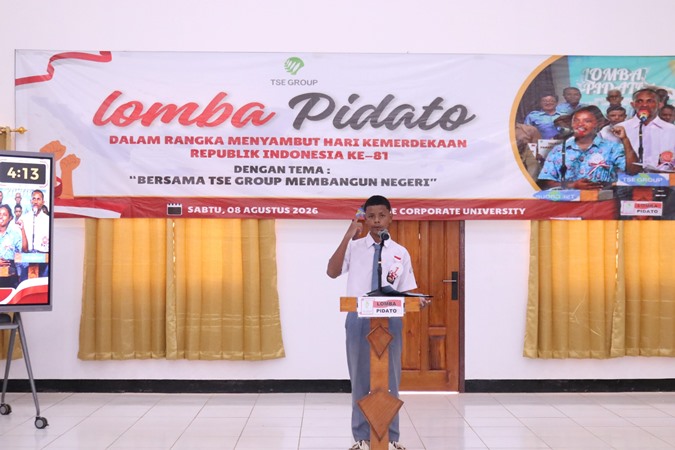 Salah seorang siswa sedang berpidato dalam lomba yang diselenggarakan TSE Group – Surya Papua/IST