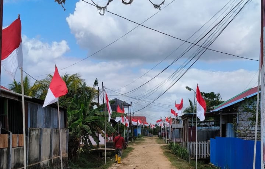 Umbul-umbul yang sudah dipasang warga di kompleks Yawaty, Kelurahan Samkai – Surya Papua/IST