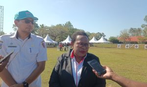 delfi 1 Ketua Panitia HUT ke-81 RI, Delviana Gebze didampingi Kepala Dispora Kabupaten Merauke, Mike Walinaulik berikan keterangan pers – Surya Papua/Frans Kobun