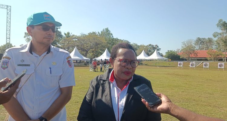 Ketua Panitia HUT ke-81 RI, Delviana Gebze didampingi Kepala Dispora Kabupaten Merauke, Mike Walinaulik berikan keterangan pers – Surya Papua/Frans Kobun