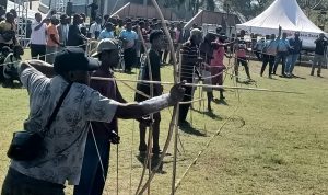 Peserta lomba panahan sedang fokus memanah ke titik sasaran di Lapangan Kapsul Waktu – Surya Papua/Frans Kobun