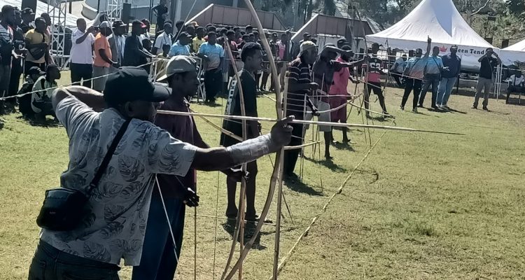 Peserta lomba panahan sedang fokus memanah ke titik sasaran di Lapangan Kapsul Waktu – Surya Papua/Frans Kobun