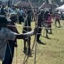 Peserta lomba panahan sedang fokus memanah ke titik sasaran di Lapangan Kapsul Waktu – Surya Papua/Frans Kobun