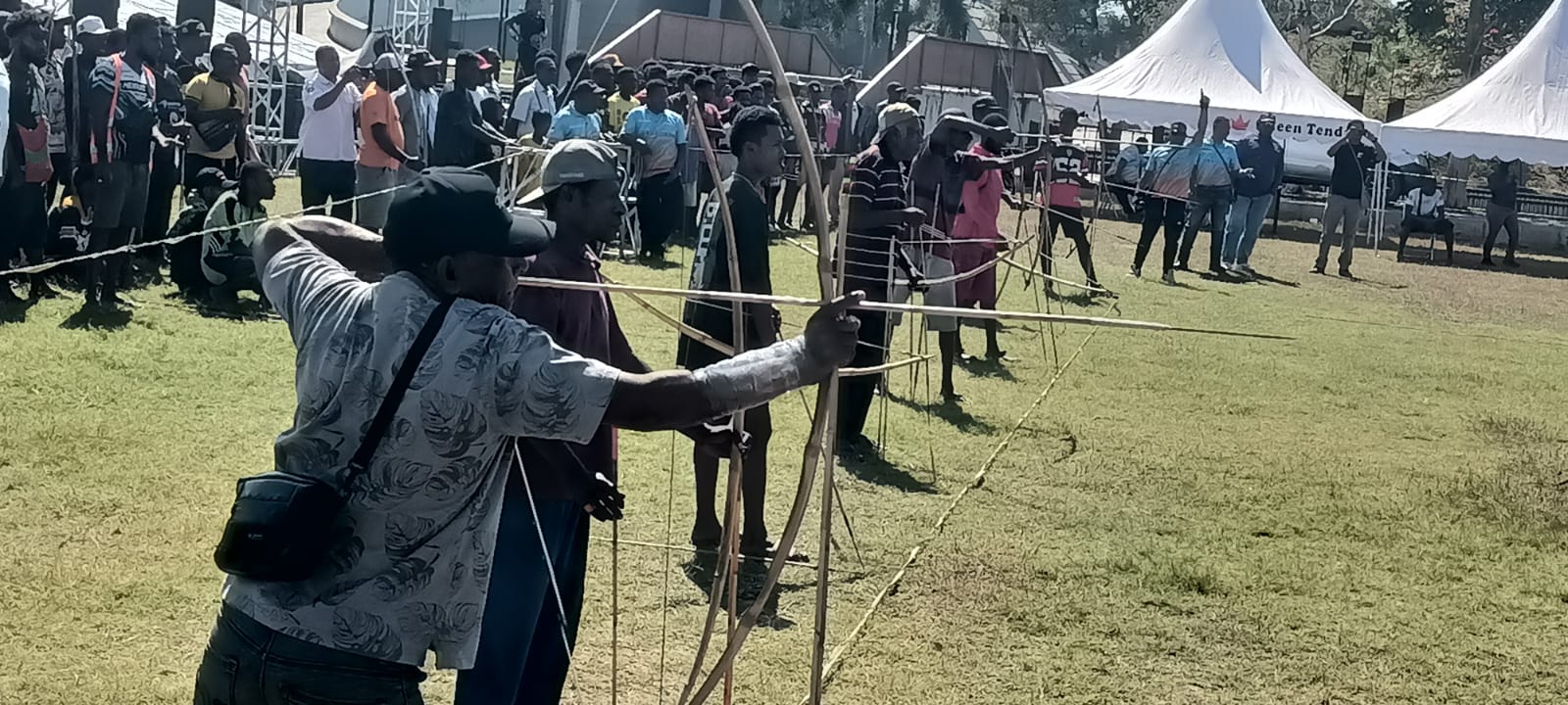 Peserta lomba panahan sedang fokus memanah ke titik sasaran di Lapangan Kapsul Waktu – Surya Papua/Frans Kobun