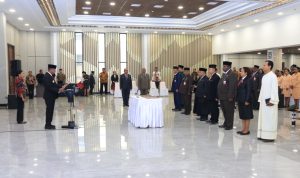 dilantik 8 Gubernur Papua Selatan, Apolo Safanpo sedang melantik enam pejabat di lingkungan pemerintah provinsi – Surya Papua/IST