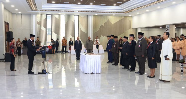 Gubernur Papua Selatan, Apolo Safanpo sedang melantik enam pejabat di lingkungan pemerintah provinsi – Surya Papua/IST