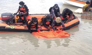 Tim SAR Gabungan sedang mengevakuasi korban saat jatuh di sungai Maro – Surya Papua/IST