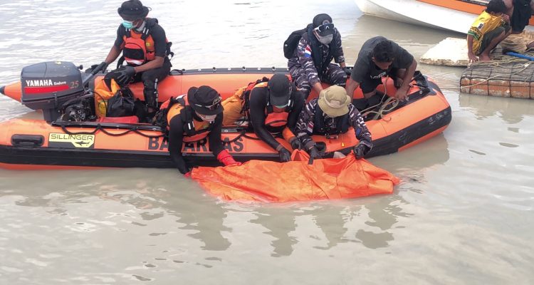 Tim SAR Gabungan sedang mengevakuasi korban saat jatuh di sungai Maro – Surya Papua/IST