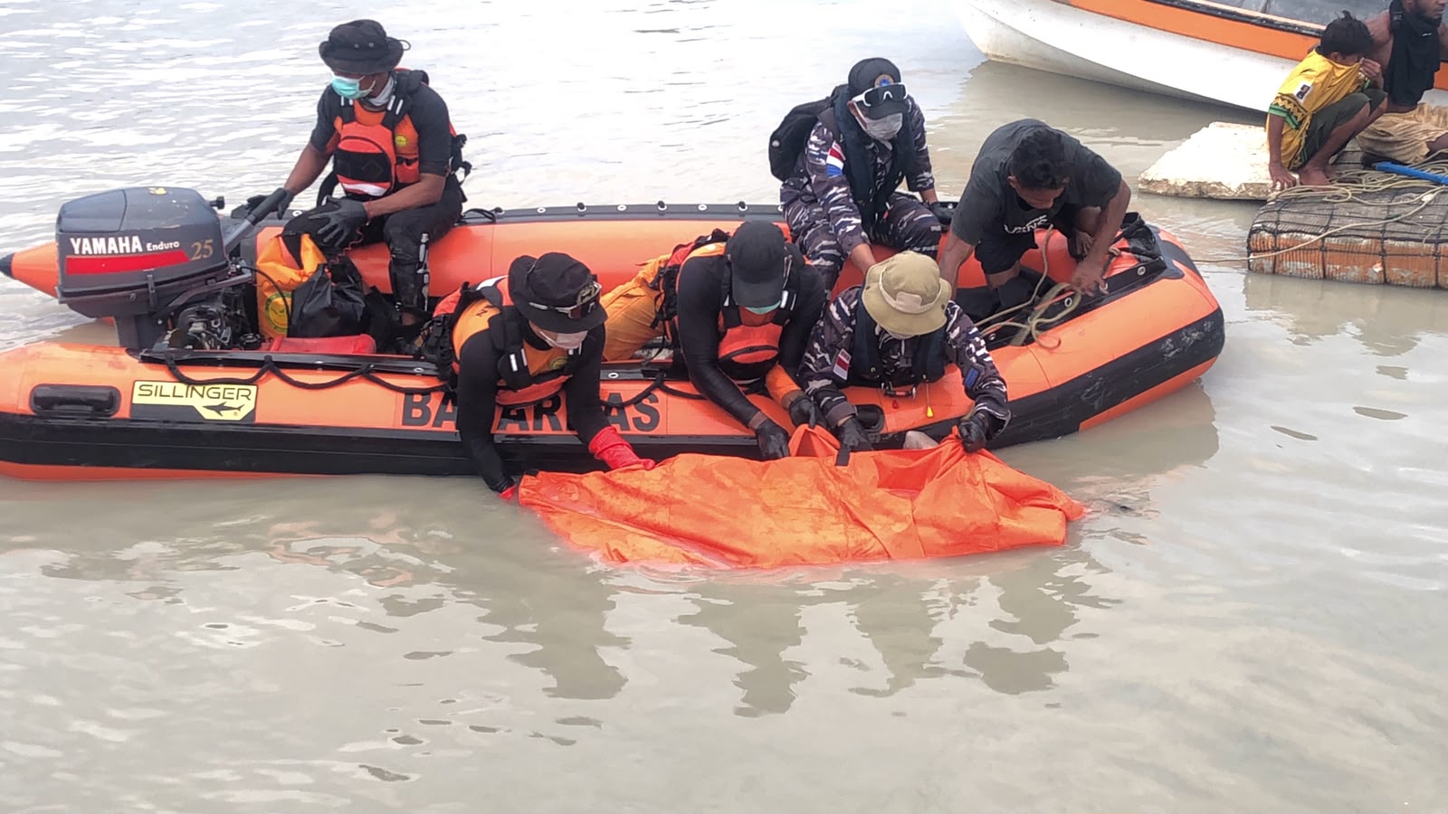 Tim SAR Gabungan sedang mengevakuasi korban saat jatuh di sungai Maro – Surya Papua/IST
