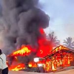 Sejumlah banguan yang terbakar di Asiki, Kabupaten Boven Digoel tadi siang – Surya Papua/IST