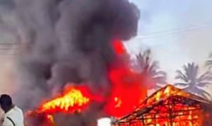 hebat 8 Sejumlah banguan yang terbakar di Asiki, Kabupaten Boven Digoel tadi siang – Surya Papua/IST