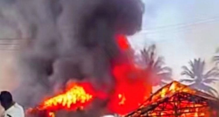 Sejumlah banguan yang terbakar di Asiki, Kabupaten Boven Digoel tadi siang – Surya Papua/IST
