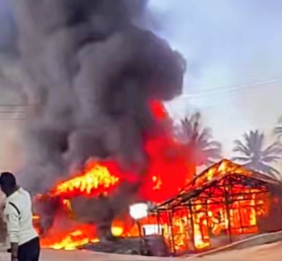Sejumlah banguan yang terbakar di Asiki, Kabupaten Boven Digoel tadi siang – Surya Papua/IST