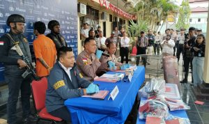 irit-- Kapolres Merauke, AKBP Leonardo Yoga saat memberikan keterangan pers kepadaa sejumlah wartawan kemarin- Surya Papua/Frans Kobun