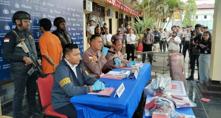 Kapolres Merauke, AKBP Leonardo Yoga saat memberikan keterangan pers kepadaa sejumlah wartawan kemarin- Surya Papua/Frans Kobun