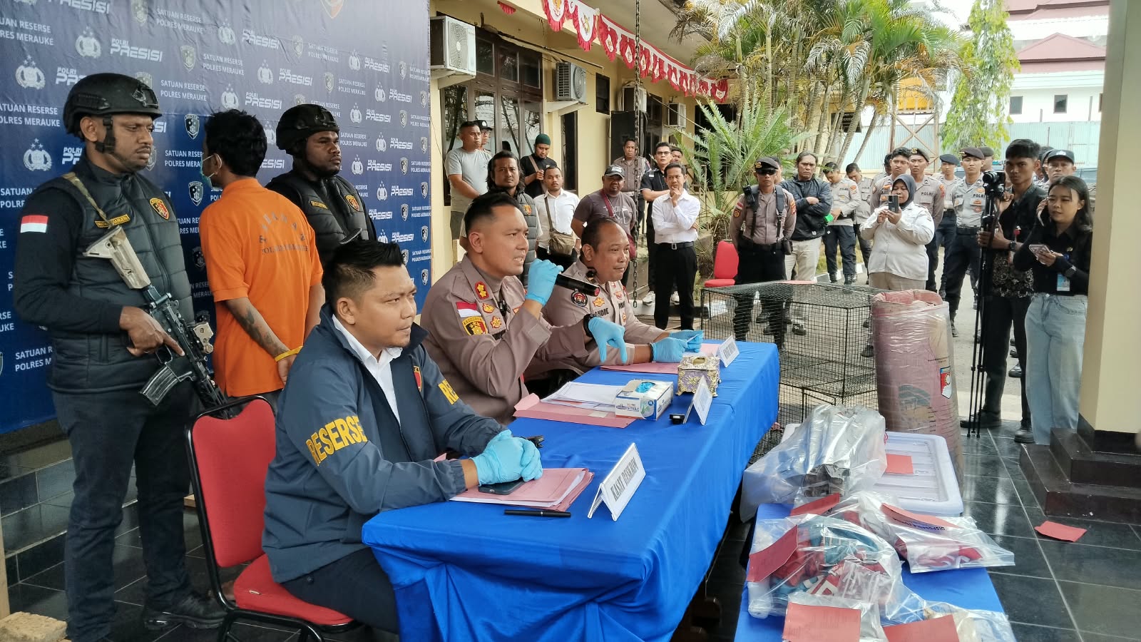 Kapolres Merauke, AKBP Leonardo Yoga saat memberikan keterangan pers kepadaa sejumlah wartawan kemarin- Surya Papua/Frans Kobun