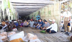 jew 2 Gubernur Papua Selatan, Apolo Safanpo saat menghadiri peresmian rumah adat jew di Kampung Syuru, Kabupaten Asmat – Surya Papua/IST